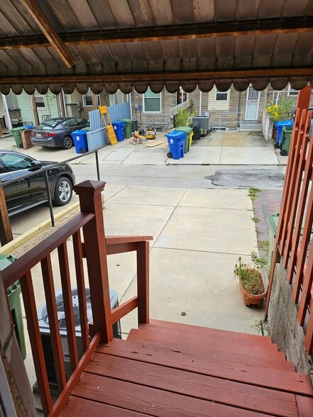 Building Photo - 635 S Decker Ave