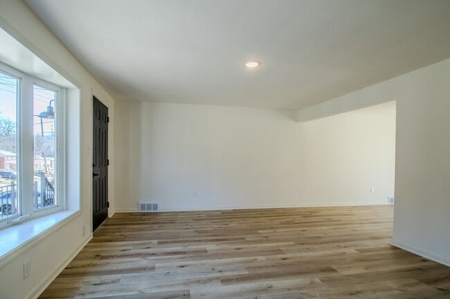 Building Photo - RENOVATED & READY FOR MOVE IN! STUNNING 3 ...