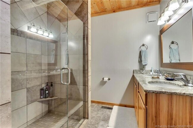 Building Photo - 430 Parkview Dr