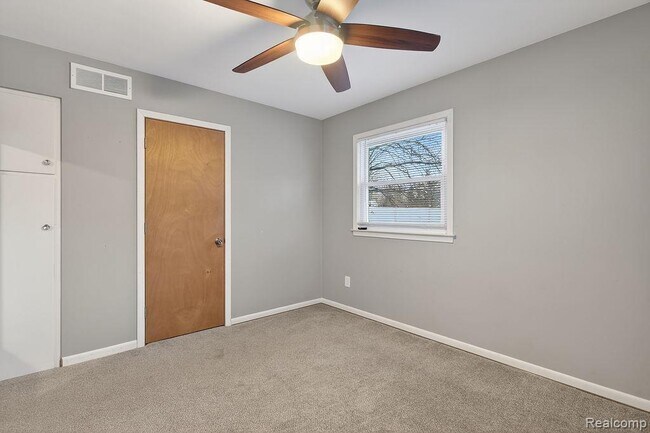 Building Photo - 126 Orchardale Dr