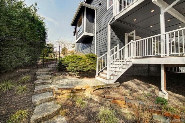 Building Photo - 3bd/2.5ba Bellevue House