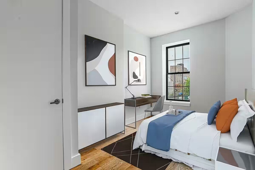 Building Photo - Furnished room/NOT APARTMENT