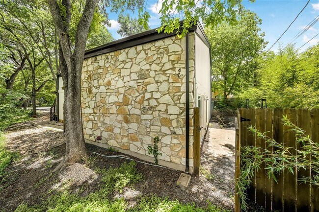 Building Photo - 1913 Lightsey Rd