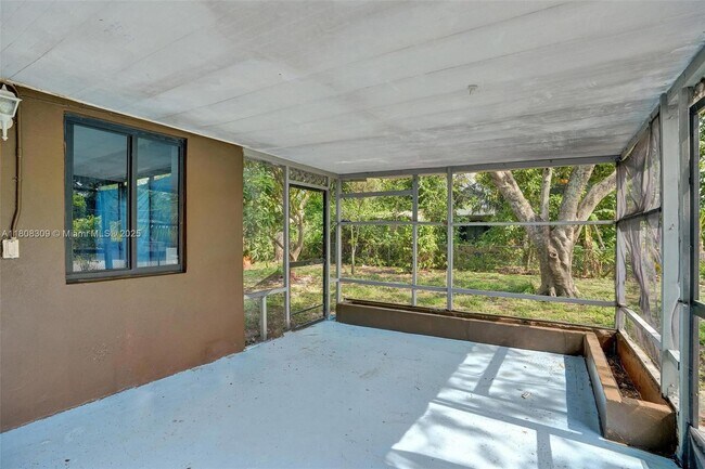 Building Photo - 2890 SW 9th St