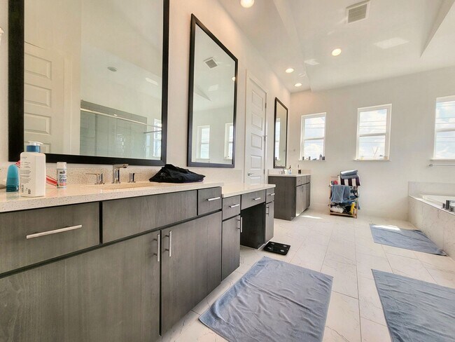 Building Photo - Spacious & Modern 3BR 2.5/BA Home with Lar...