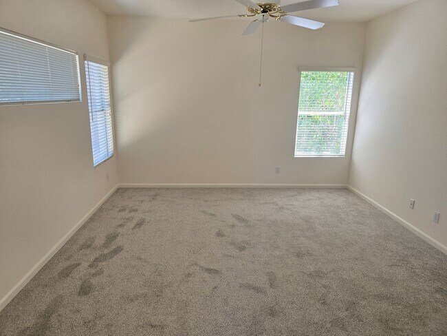 Building Photo - 549 Cascade Dr