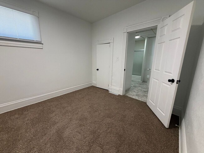 Building Photo - Newly Updated 2 Bedroom House with off street parking!