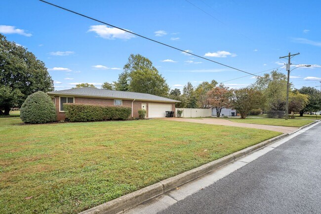 Building Photo - 902 Whitehall Rd