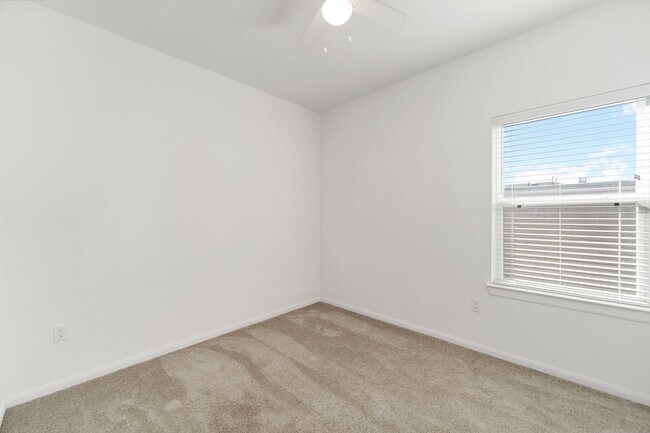 Building Photo - Space, Style & Convenience in Houston