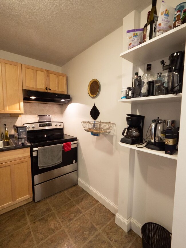 Building Photo - Spacious, Bright, and Updated 1 Bed With P...