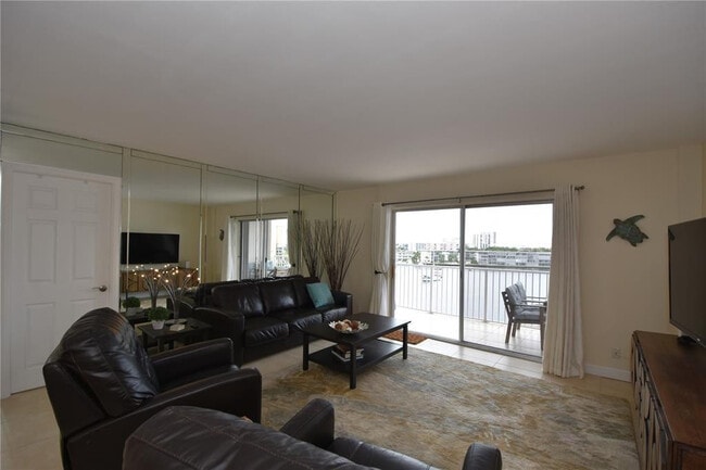 Building Photo - 400 Golden Isles Dr