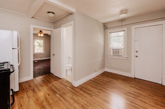 Building Photo - 2 Bedroom 1 bath