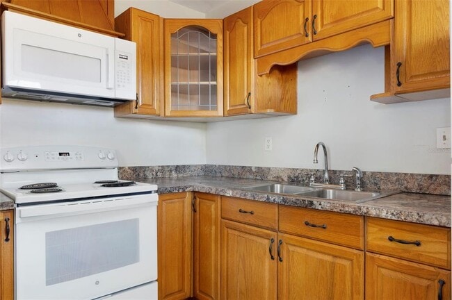 Building Photo - 2900 Leslee Lake Dr N