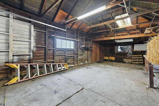 Building Photo - Charming 3BR with Garage & Updates