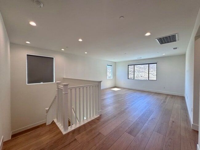 Building Photo - Spacious 5BD/3BA Home with Loft, Solar & B...