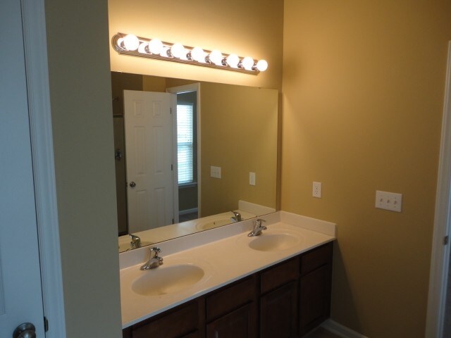 Building Photo - 1010 Golden Crest Dr