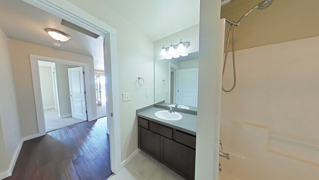 Building Photo - Top floor apartment! Beautiful 2 bedroom 2...