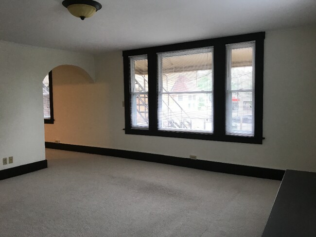 Building Photo - 624 1/2 S Main St