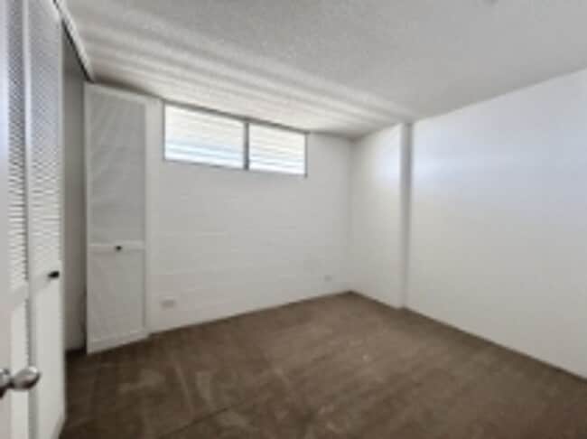 Building Photo - Beautiful golf course views from this Salt Lake - Moanalua condo!