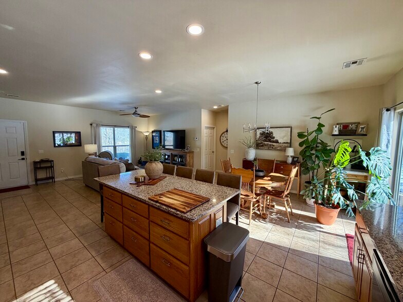 Building Photo - 1244 N Lewis Ave