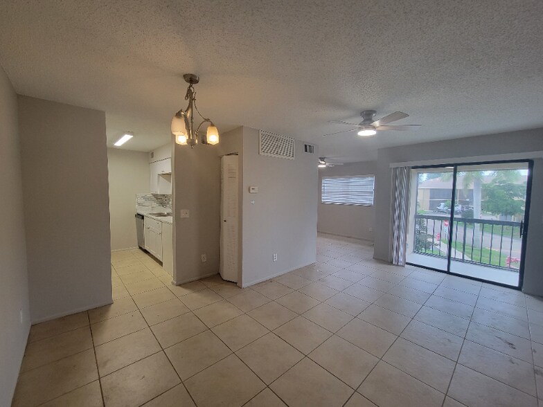 Building Photo - 5303 Summerlin Rd