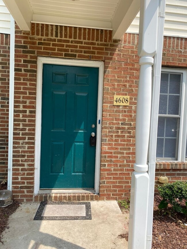 Building Photo - Charming 2 Bed, 2.5 Bath Townhouse in Nort...