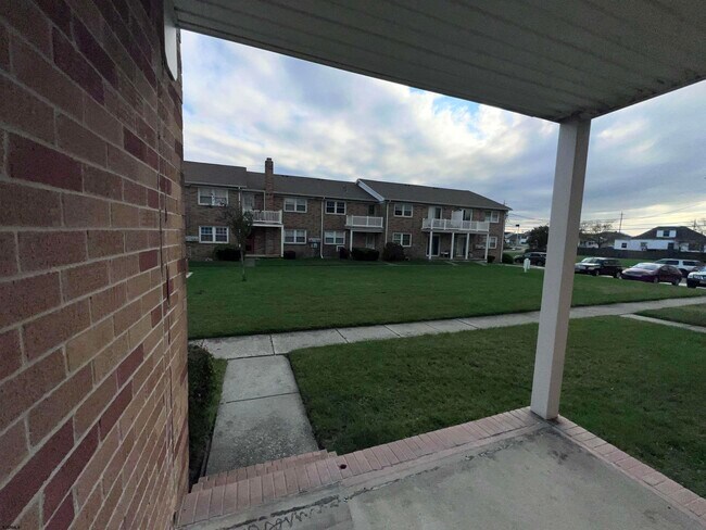 Building Photo - 705 N Dudley Ave