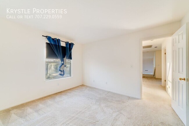 Building Photo - Luxurious Living in Gated Villa Del Mar Co...