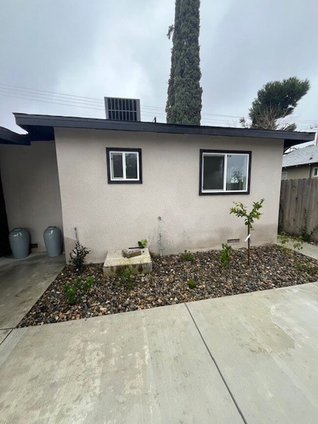 Building Photo - 916 N Mooney Blvd