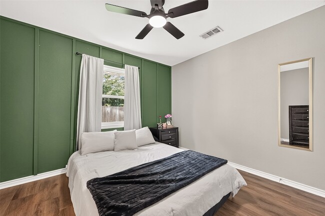 Building Photo - 1005 Avenue D