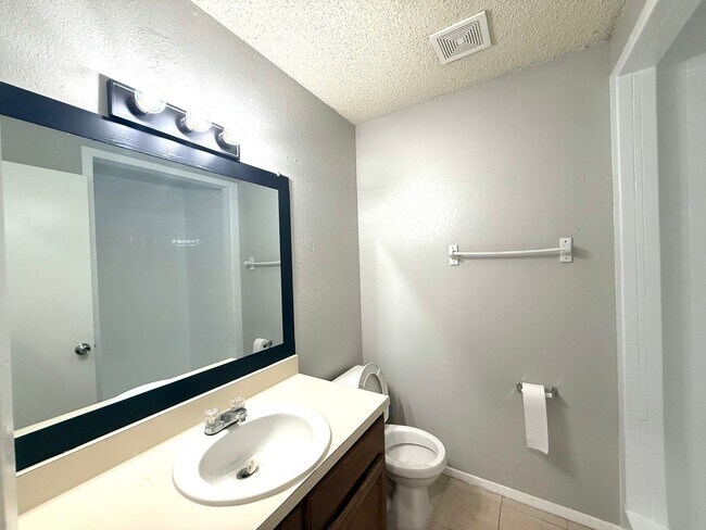 Building Photo - 1021-1023 Vera Court