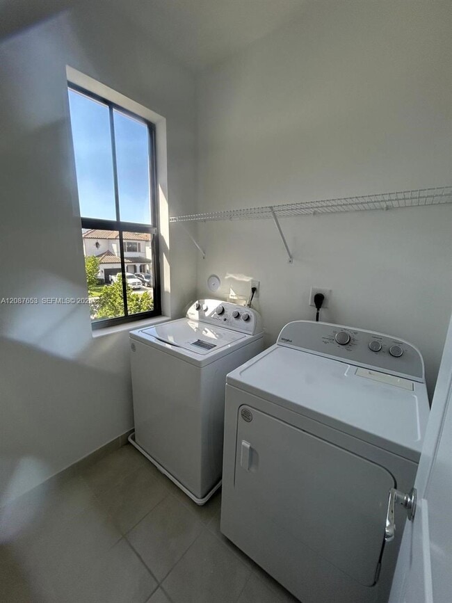 Building Photo - 5525 Agostino Way