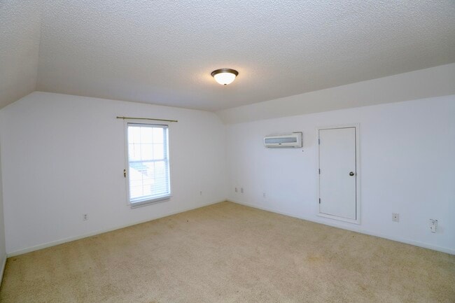 Building Photo - 3065 Temple Rd