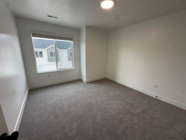 Building Photo - Mapleton 64