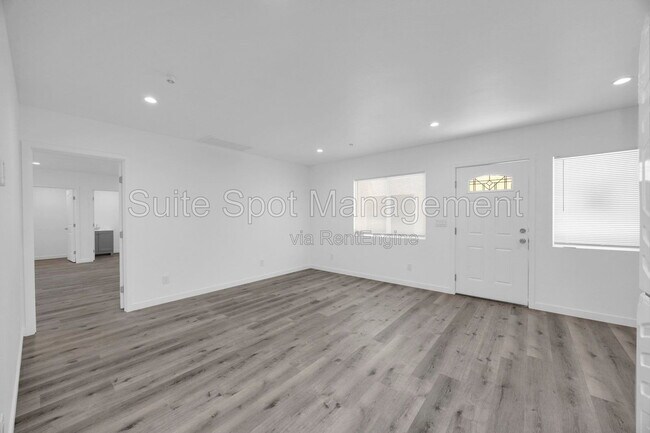 Building Photo - 813 Lees Ave