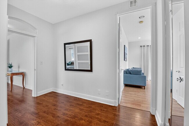 Building Photo - 9826 Vía Amati