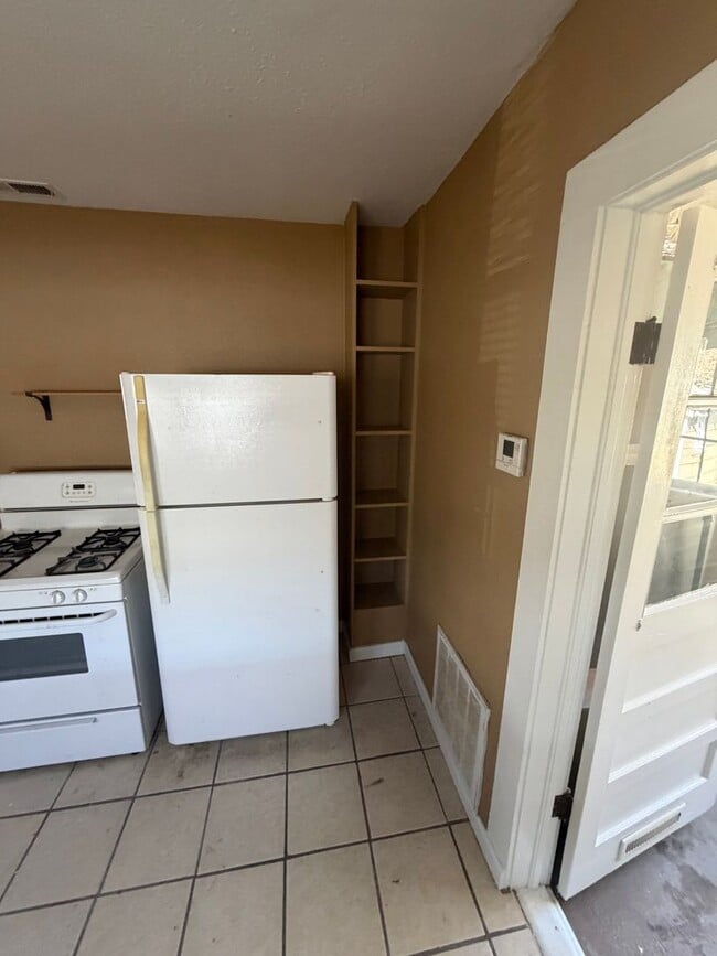 Building Photo - 1807 W Lincoln St