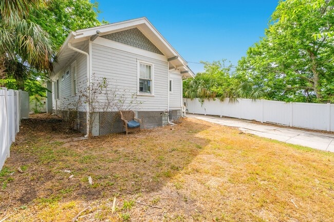 Building Photo - Charming 2 Bed, 2 Bath Home Near the World...