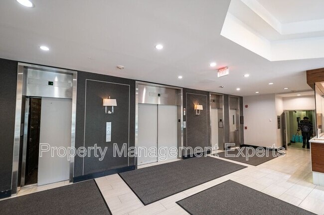 Building Photo - 1225 Martha Custis Dr