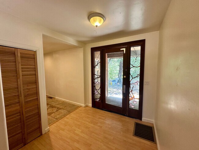 Building Photo - 4 Bedroom 2.5 Bathroom Home on 2 Acres Clo...