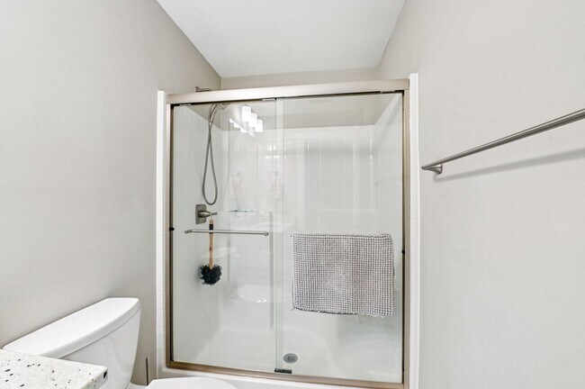 Building Photo - Luxury 5 Bed, 3.5 Bath Home on Large Lot !...