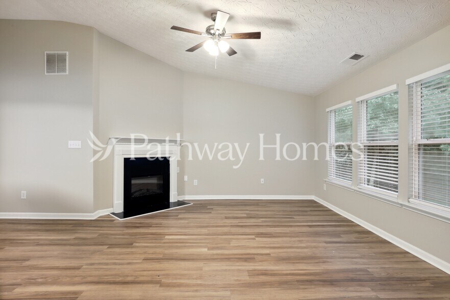 Building Photo - 210 Silver Arrow Cir