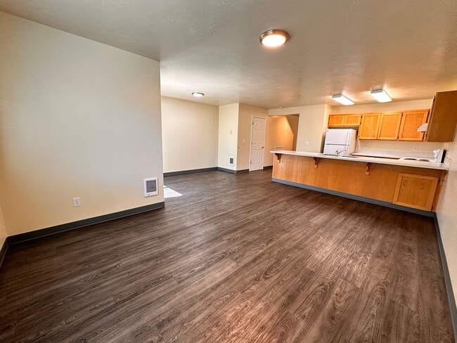 Building Photo - Large 2-story Duplex ~ 3 Bed / 1.5 Bath