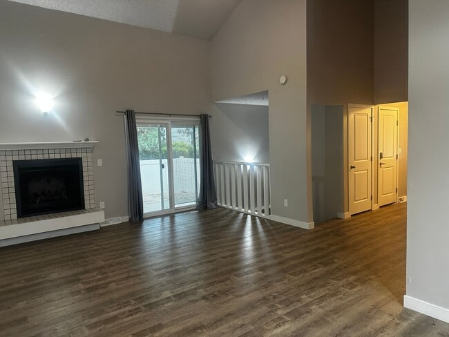Building Photo - Stunning 3 bedroom AVAILABLE NOW!