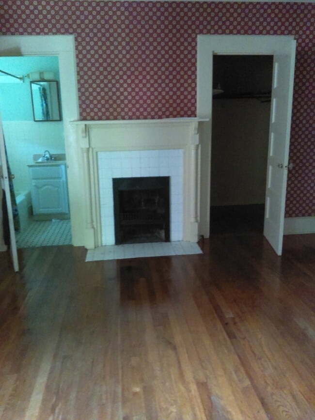 Building Photo - Spacious Two Story Home