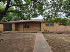 Building Photo - FOR LEASE!!