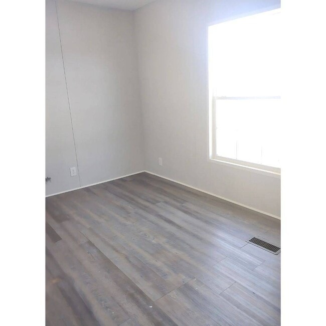 Building Photo - 1520 Thomas Dr