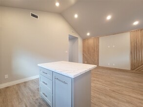 Building Photo - 216 W Live Oak St