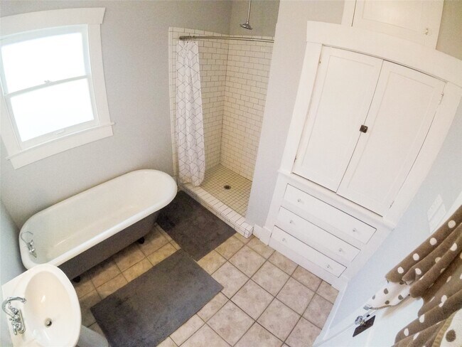 Building Photo - 210 Tabor St