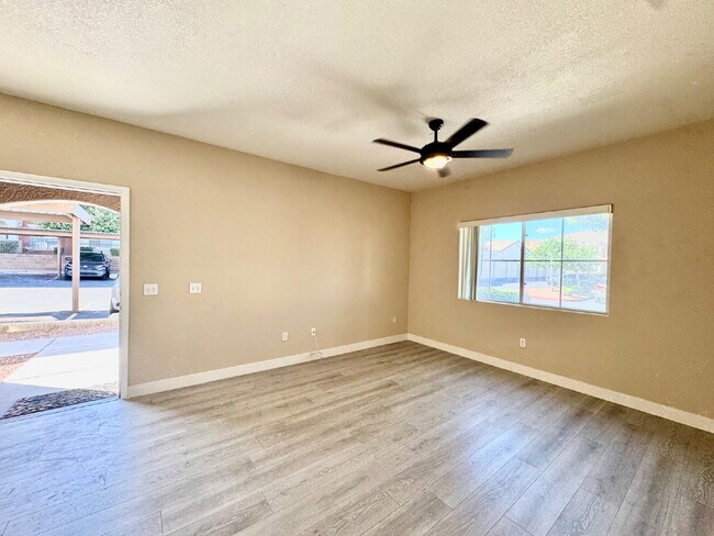 Building Photo - Beautifully Updated Downstairs 3-Bedroom, ...